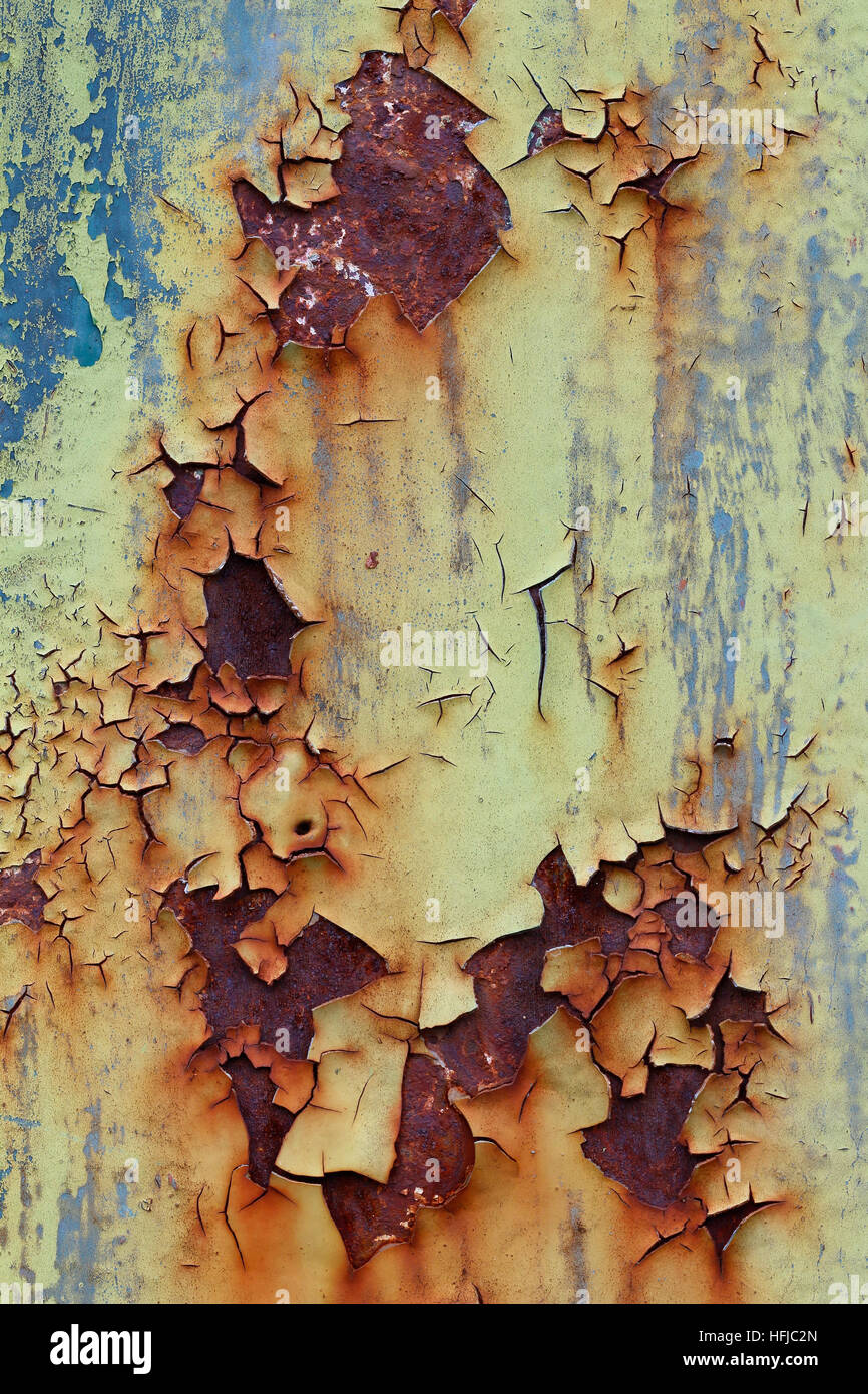 Lo sfaldamento e la vecchia vernice incrinato dal ferro arrugginito - difetto di progetto Foto Stock