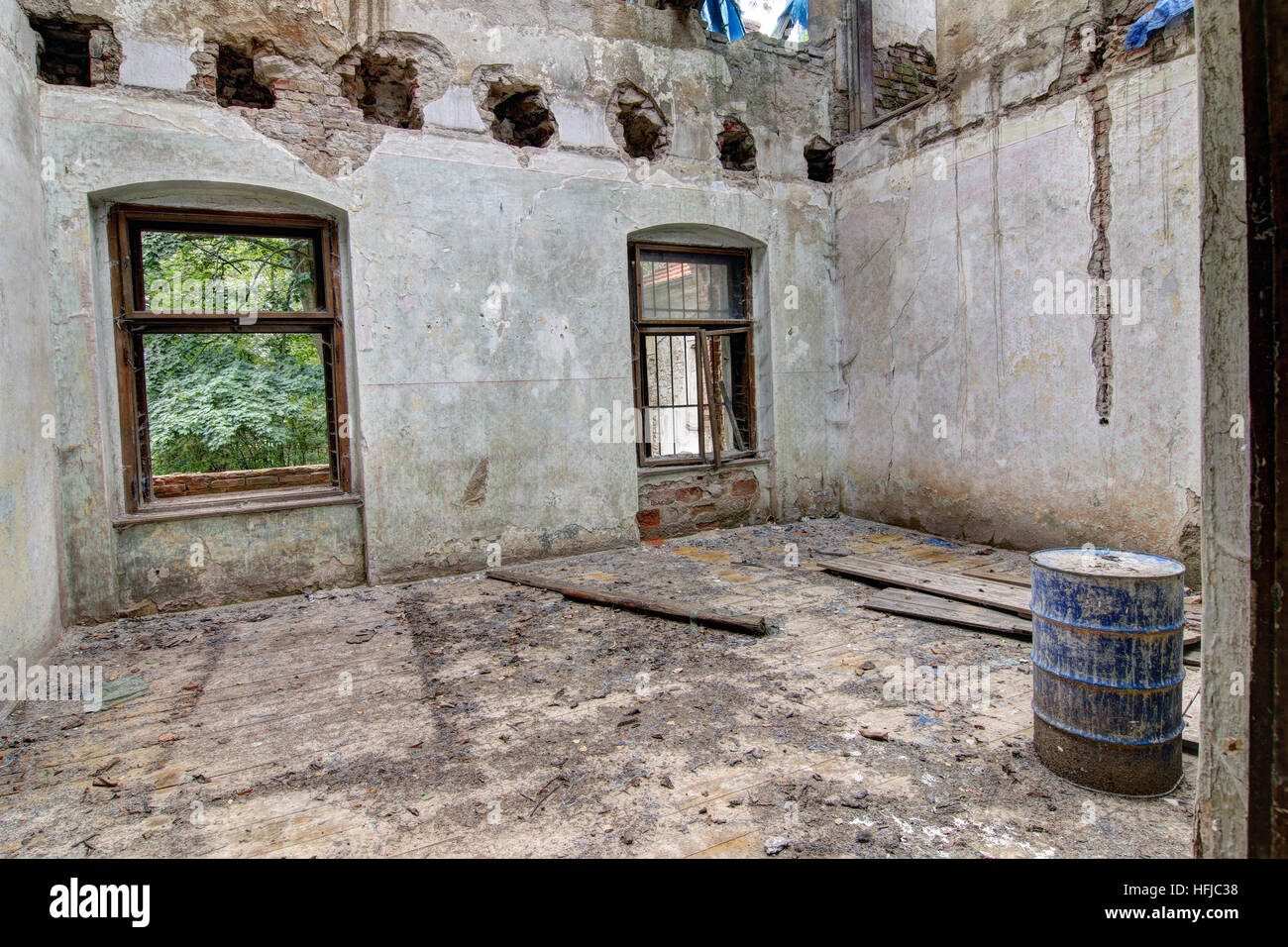 Rovine del palazzo in condizioni fatiscenti Foto Stock