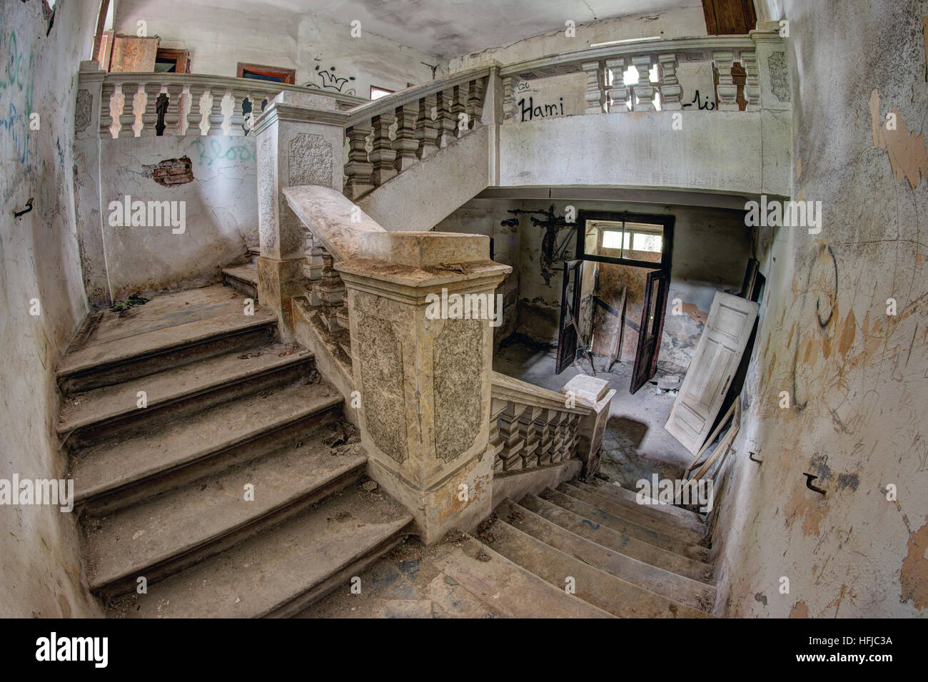 Rovine del palazzo in condizioni fatiscenti - scala Foto Stock