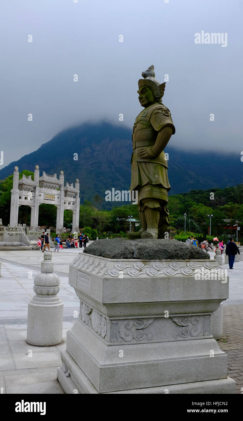 Statua sulla passerella per Tian monastero di stagno e il Big Buddha presso il villaggio di Ngong Ping sull'Isola di Lantau, Hong Kong. Foto Stock