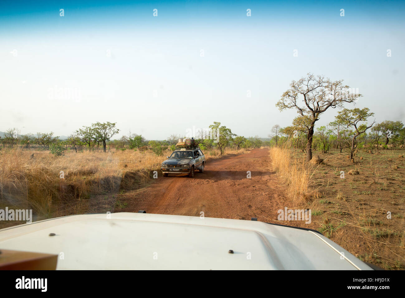 Kiniero, Guinea, 30 Aprile 2015: una boccola taxi sulla strada sterrata. Questa valle paesaggio sarà allagato dalla diga Fomi. Foto Stock