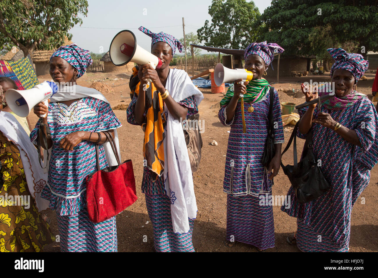 Kiniero, Guinea, Aprile 2015: Bintou Condé e amici cantando per pochi soldi dopo un tradizionale annuale di lago di pesca a parte. Foto Stock