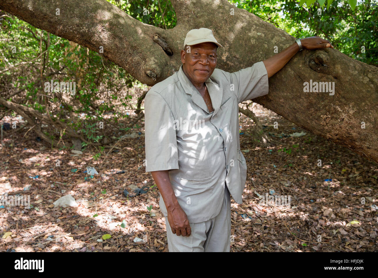 Kiniero, Guinea, 30 Aprile 2015: Jean Edward Sagno, Presidente CNU, accanto a un albero di Kiniero il bosco sacro. Foto Stock