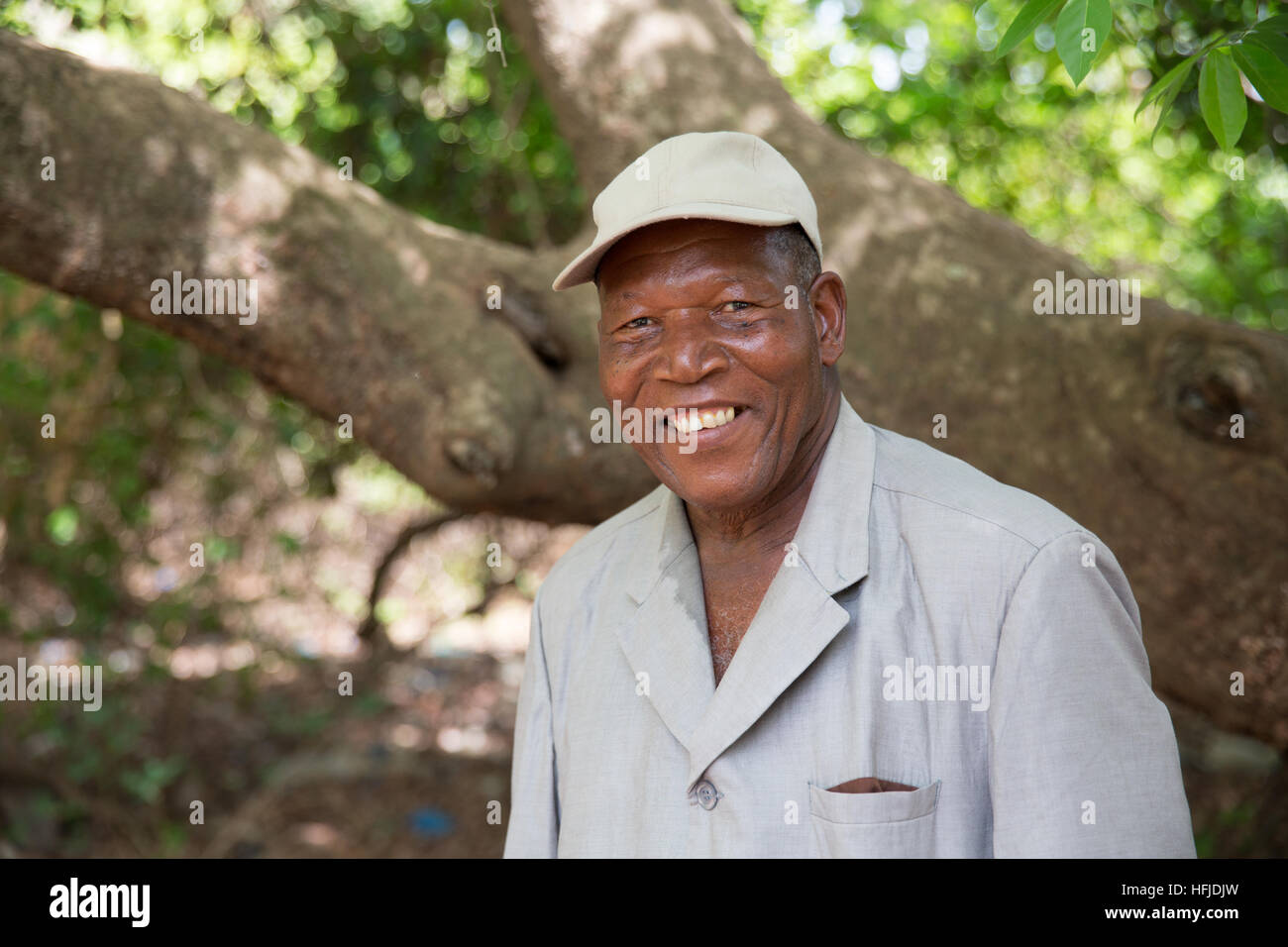 Kiniero, Guinea, 30 Aprile 2015: Jean Edward Sagno, Presidente CNU, accanto a un albero di Kiniero il bosco sacro. Foto Stock