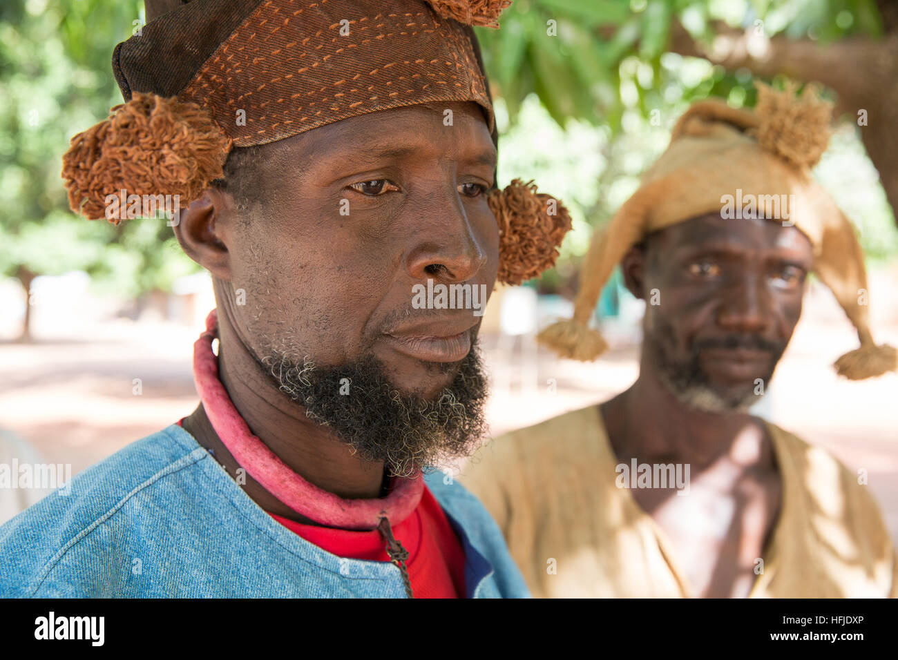 Bávaro, Guinea, 1 Maggio 2015: cacciatori di Bávaro village che indossano i loro tradizionali cappelli. Cacciano tre volte a settimana. Foto Stock