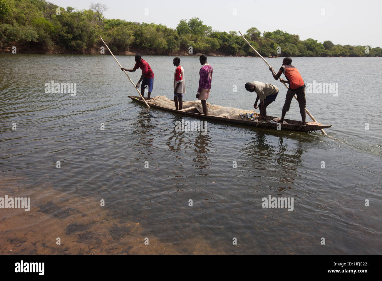 Bávaro village, Guinea, 1 Maggio 2015: i pescatori si spostano fuori nell'acqua profonda. Questo tempo è normalmente buono per la pesca perché il livello del fiume è basso. Foto Stock