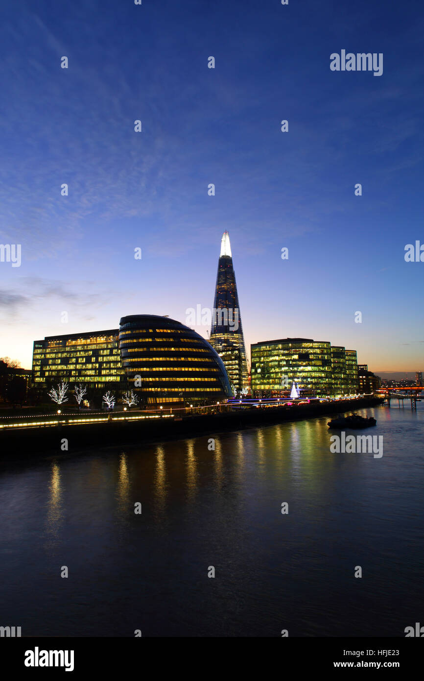 Il Municipio, il convogliatore di più di Londra e la Shard al crepuscolo Foto Stock