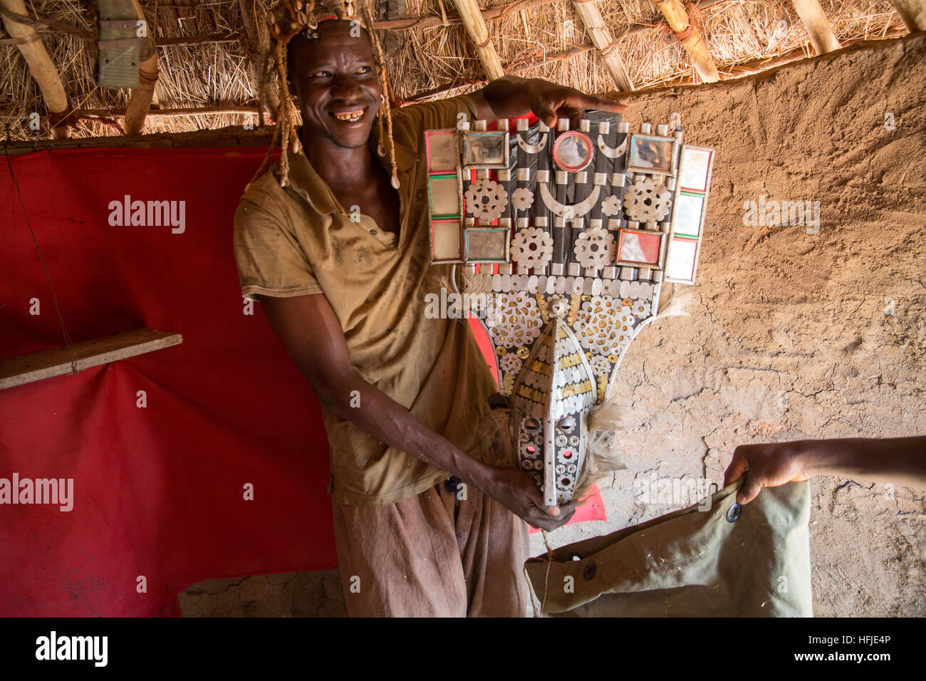 Bávaro village, Guinea, 1 Maggio 2015: Layeba Kourouma, 42, l'agricoltore e guaritore tradizionale con la sua maschera. Egli tratta i disturbi e rimuove gli incantesimi. Foto Stock