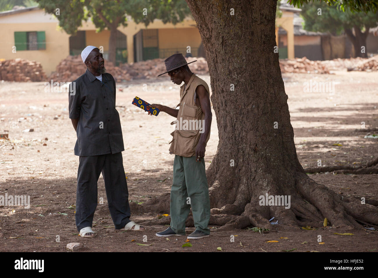 Bávaro village, Guinea, 1 Maggio 2015: Uomini in chat in ombra. Foto Stock