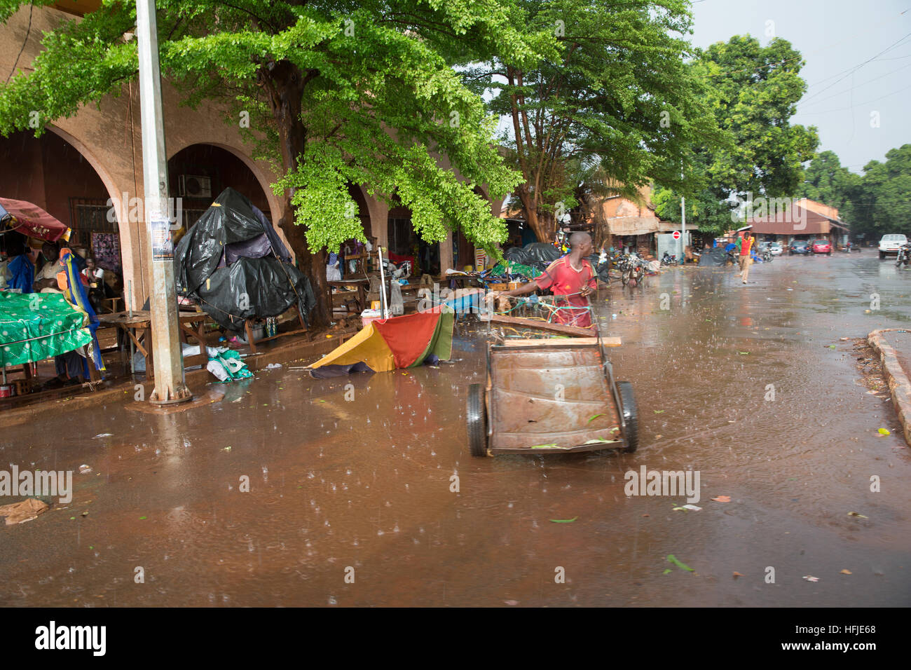 Kankan town, Guinea, 1 Maggio 2015: scene di strada mentre inizio stagione delle piogge cadono nella città. Foto Stock