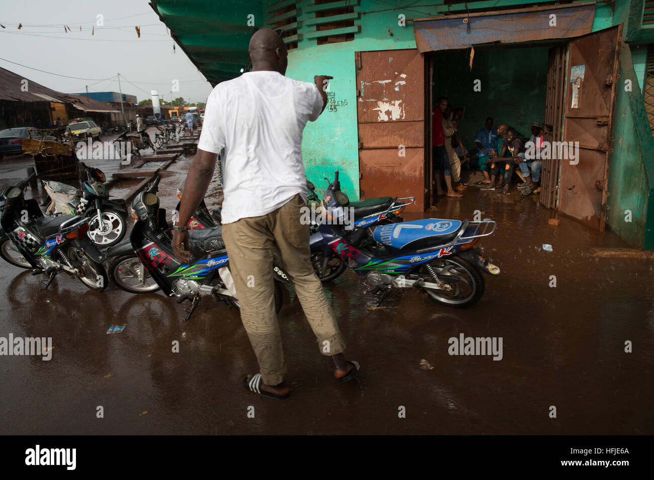 Kankan town, Guinea, 1 Maggio 2015: scene di strada mentre inizio stagione delle piogge cadono nella città. Foto Stock