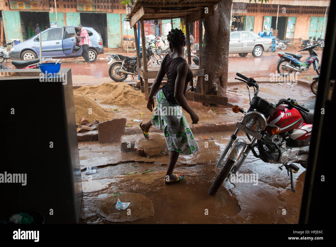 Kankan town, Guinea, 1 Maggio 2015: scene di strada mentre inizio stagione delle piogge cadono nella città. Foto Stock