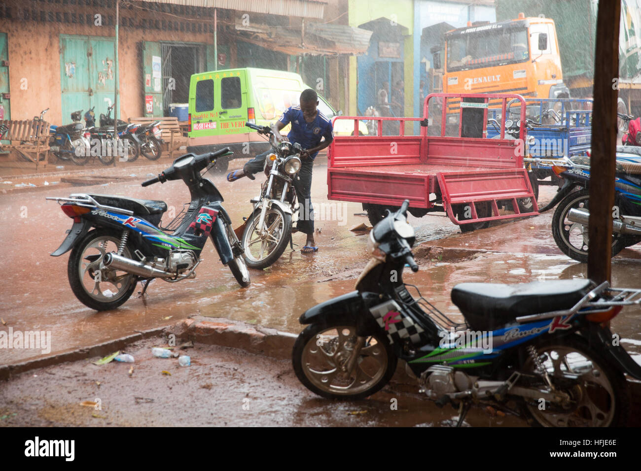 Kankan town, Guinea, 1 Maggio 2015: scene di strada mentre inizio stagione delle piogge cadono nella città. Foto Stock