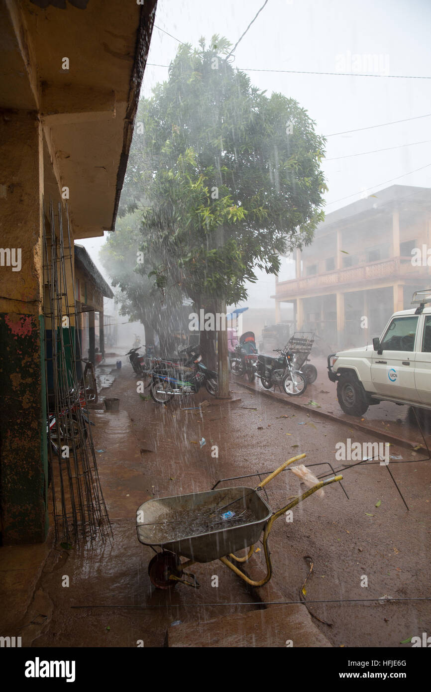 Kankan town, Guinea, 1 Maggio 2015: scene di strada mentre inizio stagione delle piogge cadono nella città. Foto Stock