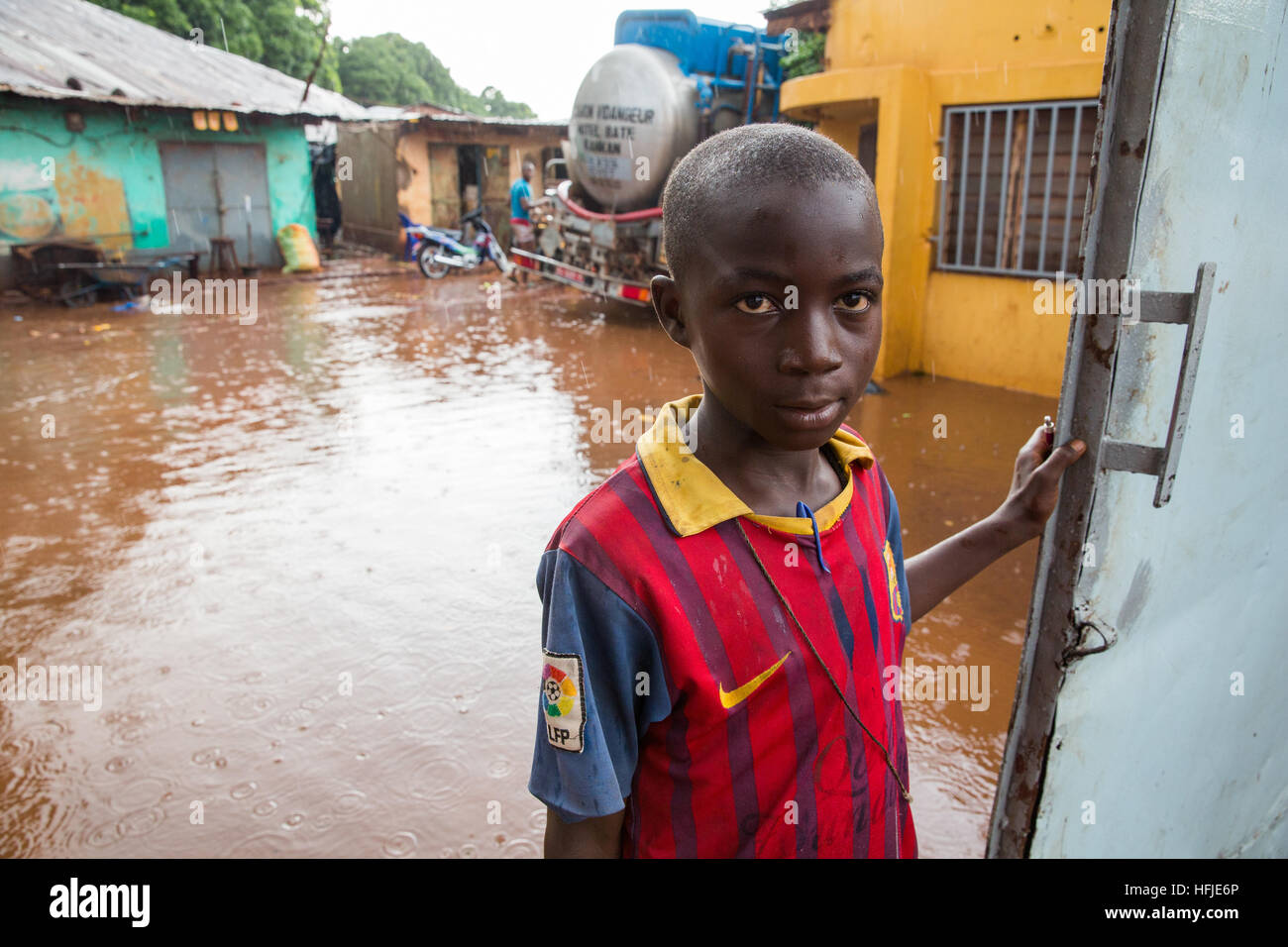 Kankan town, Guinea, 1 Maggio 2015: scene di strada mentre inizio stagione delle piogge cadono nella città. Foto Stock