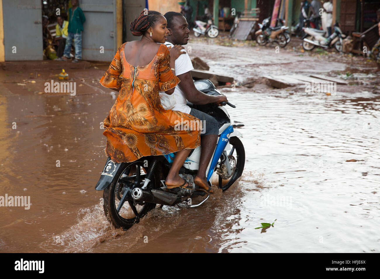 Kankan town, Guinea, 1 Maggio 2015: scene di strada mentre inizio stagione delle piogge cadono nella città. Foto Stock