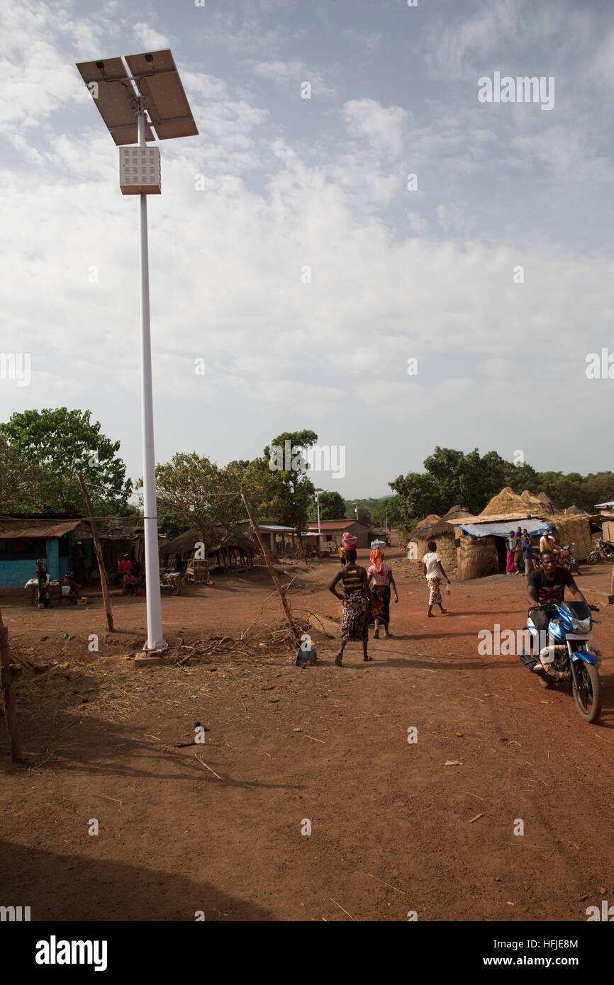 Gbderedou Baranama, Guinea, 2° maggio 2015; questo villaggio e area locale sarà allagato dalla diga. Energia solare di illuminazione stradale recentemente installato. Foto Stock