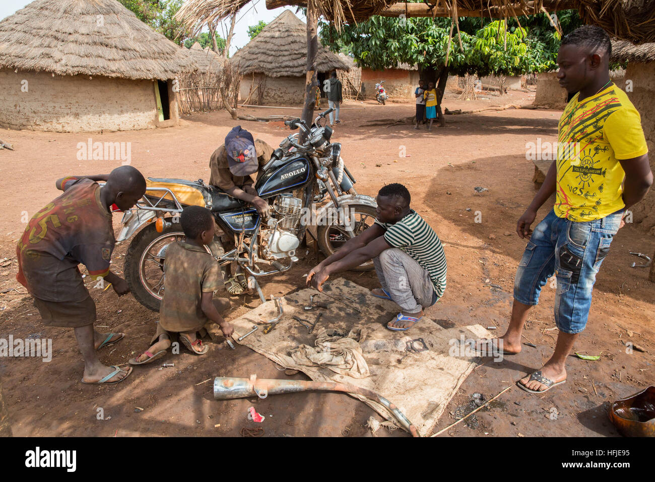 Gbderedou Baranama, Guinea, 2° maggio 2015;.giovani apprendisti la riparazione di una motocicletta. Foto Stock