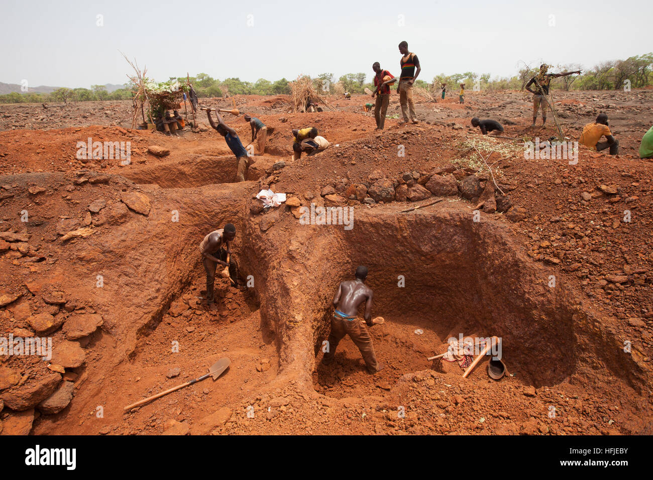 Sanana miniera d'oro, Guinea, 2° maggio 2015; minatori scavare i lotti in dry-stagione calore. Foto Stock
