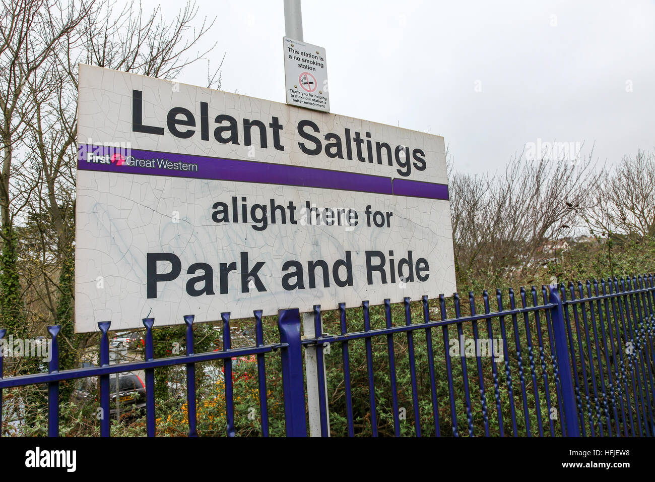 Un segno posto a Lelant stazione Saltings halt vicino a St Ives, in corrispondenza della bocca dell'Hayle estuario Cornwall South West England Regno Unito GB Foto Stock