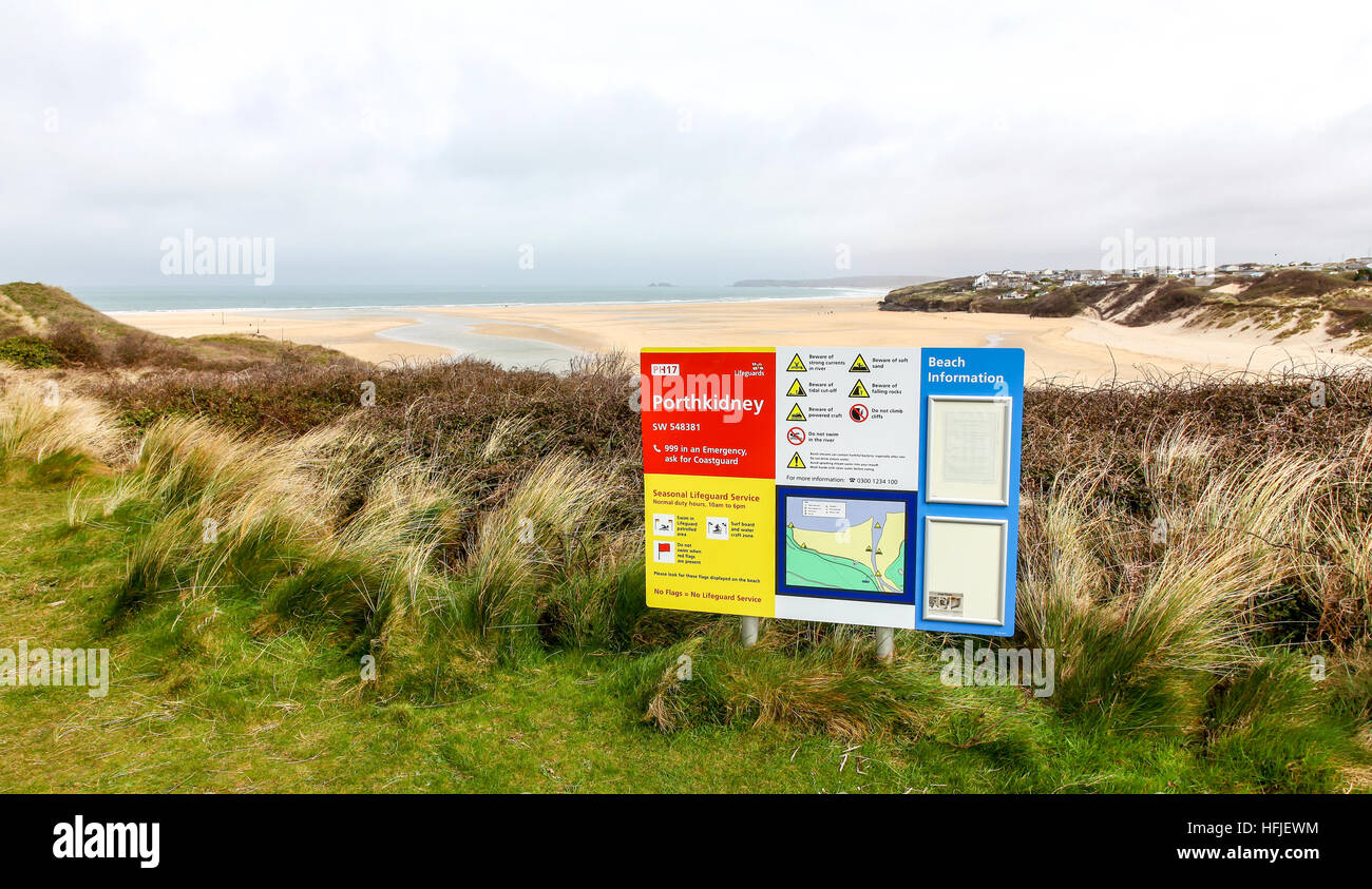 Un segno sulle sabbie Porthkidney sul Hayle estuario vicino a St Ives, Cornwall South West England Regno Unito GB Foto Stock