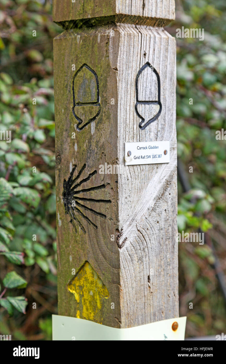 Un sentiero in legno segno posto per St Michael's Way pellegrino rotta vicino a St Ives Cornwall South West England Regno Unito GB Foto Stock