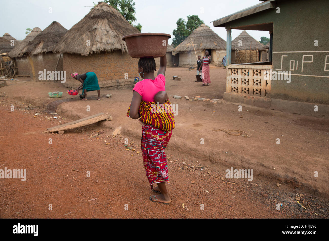 Villaggio Koumban, Guinea, 2° maggio 2015; la vita quotidiana nelle prime ore del mattino. Foto Stock