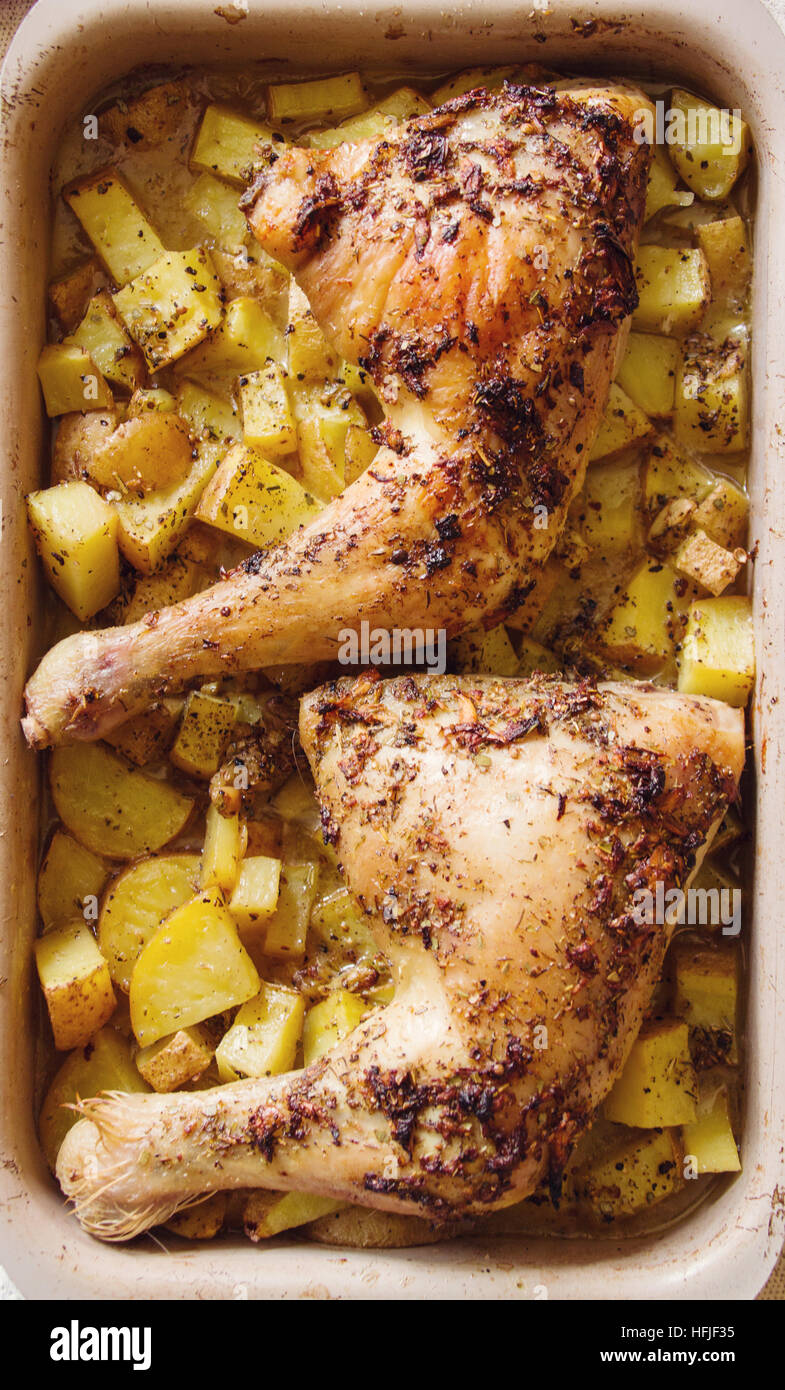 Pollo arrosto con patate Foto Stock