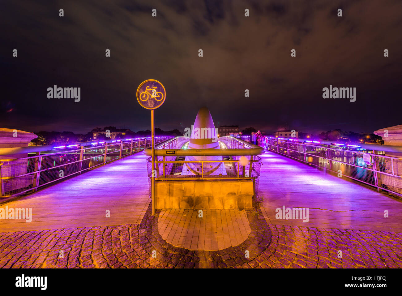 Serata di scatti del ponte ojca kładka bernatka oltre il fiume Wisla per pedoni e biciclette Foto Stock