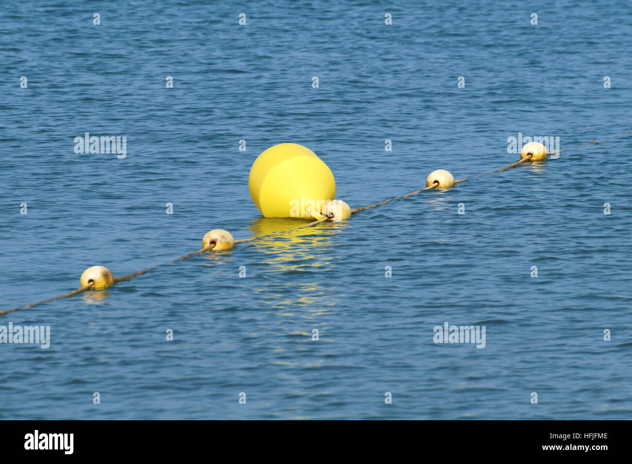 Mare bobbing boa per la sicurezza del trasporto marittimo . Foto Stock