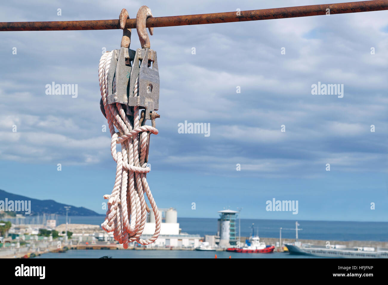 Vista dettagliata della corda, attrezzature nautiche e sfondo cielo Foto Stock