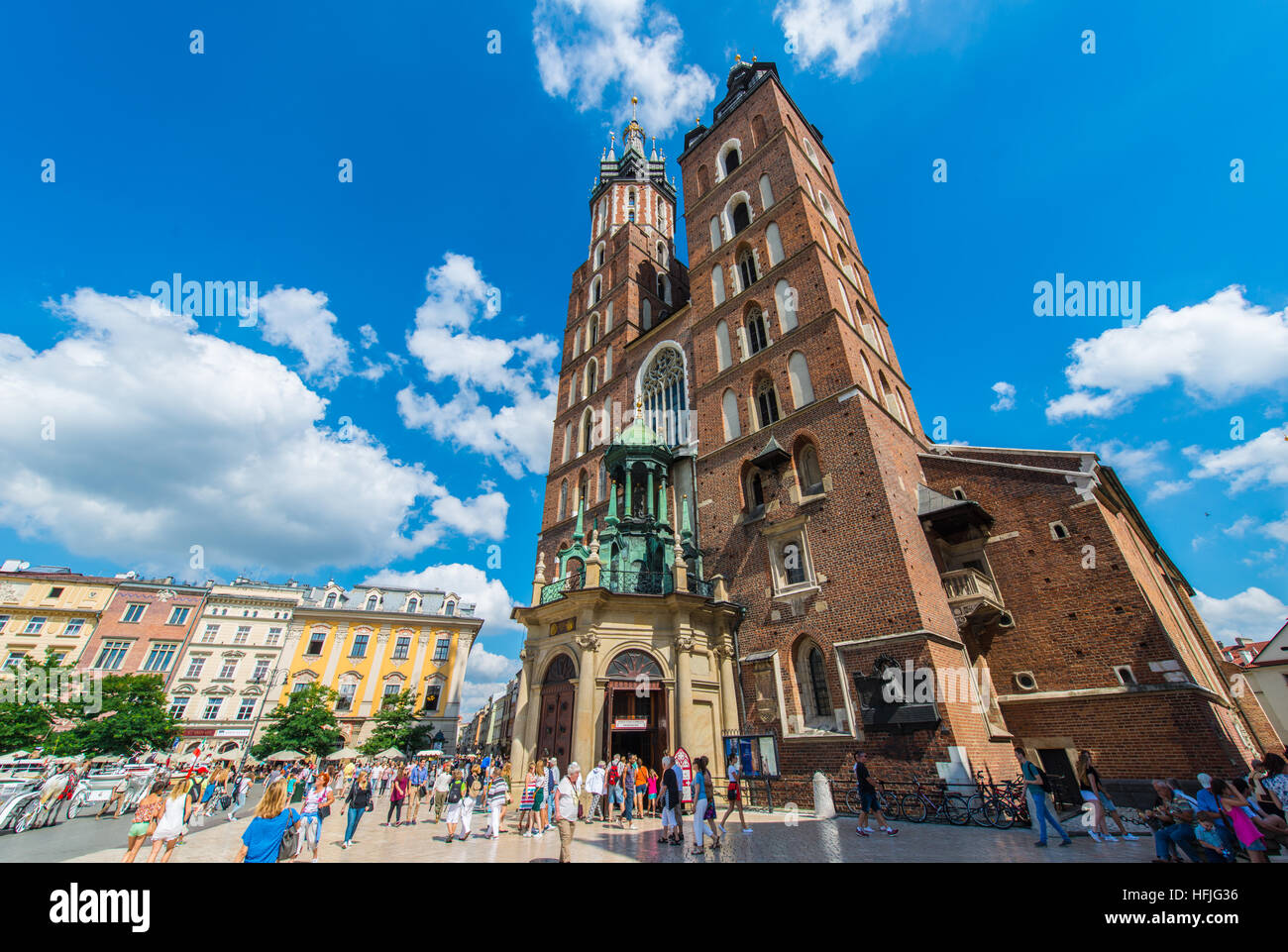 Santa Maria della Basilica di Cracovia è un mattone gotica chiesa adiacente alla principale piazza del Mercato di Cracovia. Famoso per la sua pala d altare ligneo di Veit Stoss Foto Stock