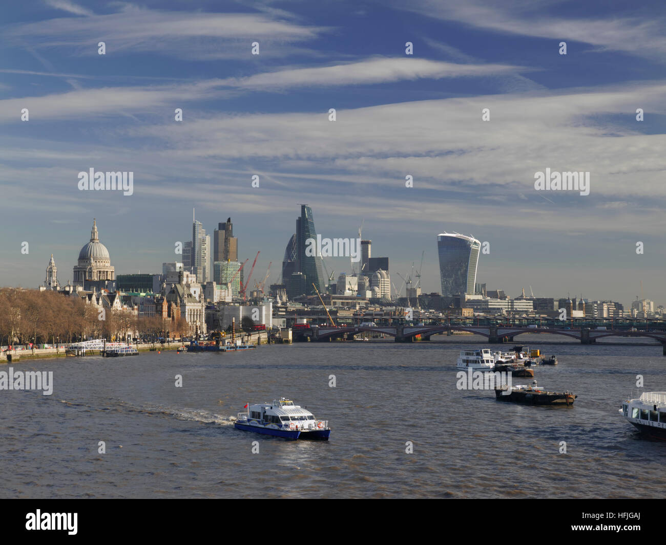 Città di Londra San Paolo & Fiume Tamigi da Waterloo Bridge con RB 1 Thames Clipper barca la navigazione a monte London REGNO UNITO Foto Stock