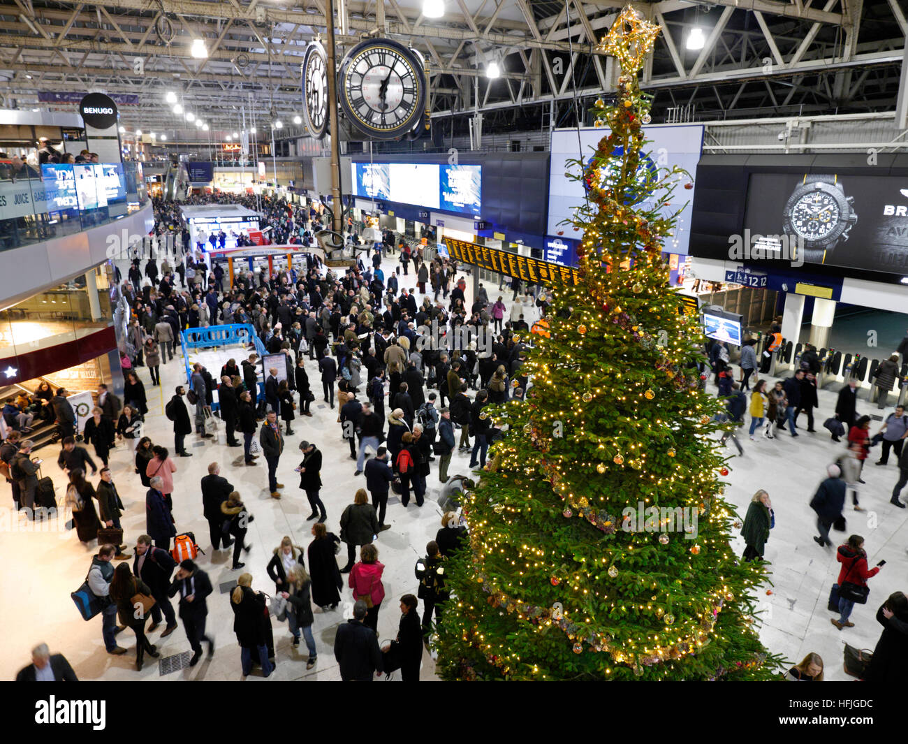 La stazione di Waterloo con albero di Natale e pendolari SE1 London Foto Stock