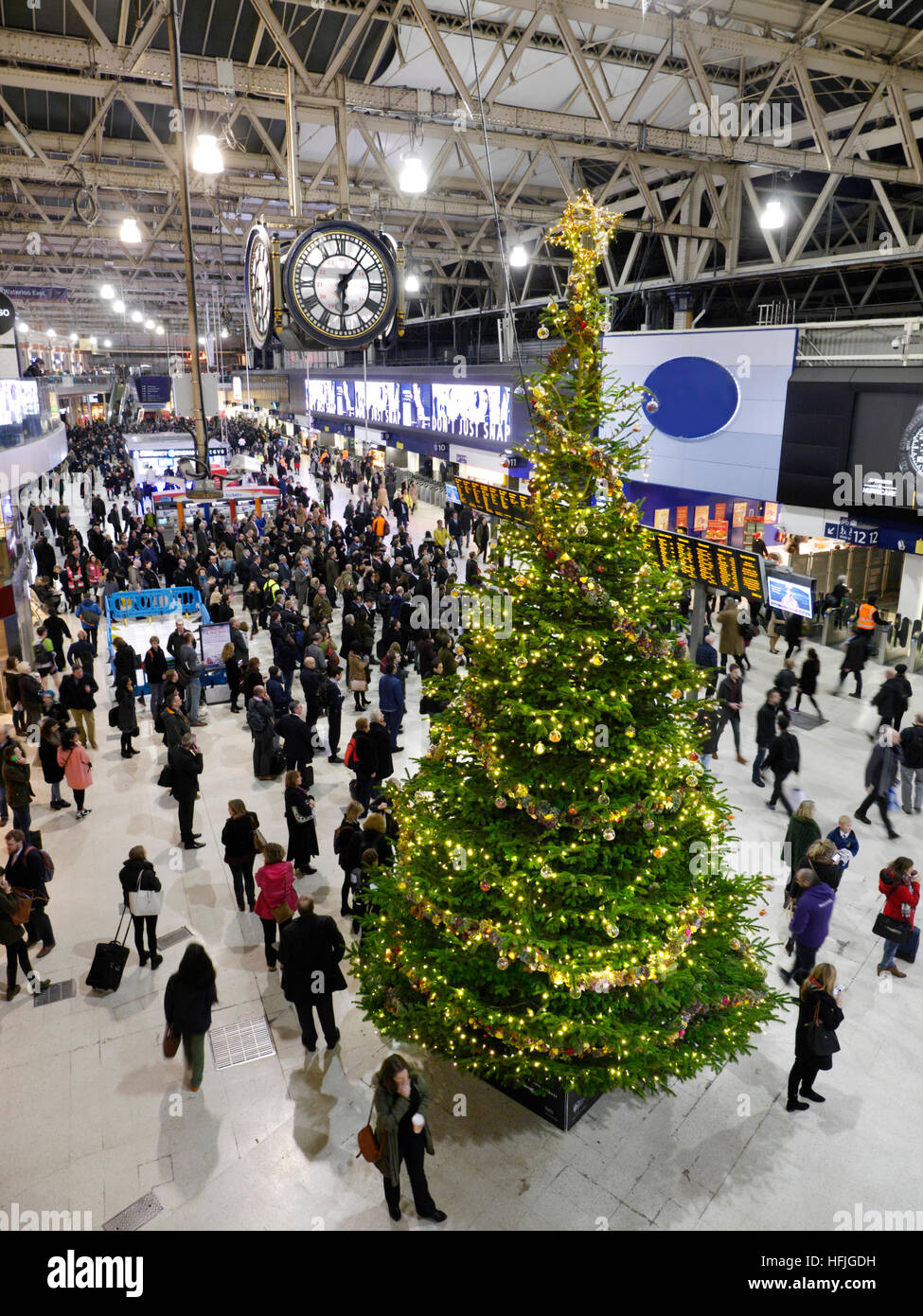 La stazione di Waterloo con albero di Natale e pendolari SE1 London Foto Stock