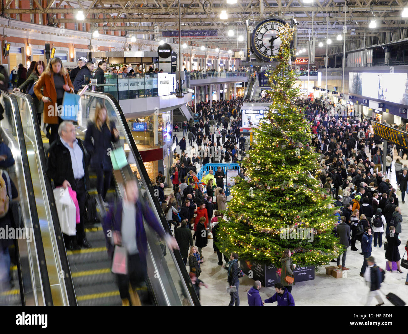 Atrio occupato con escalator, gli acquirenti di Natale e la festa di albero, la stazione di Waterloo London SE1 Foto Stock