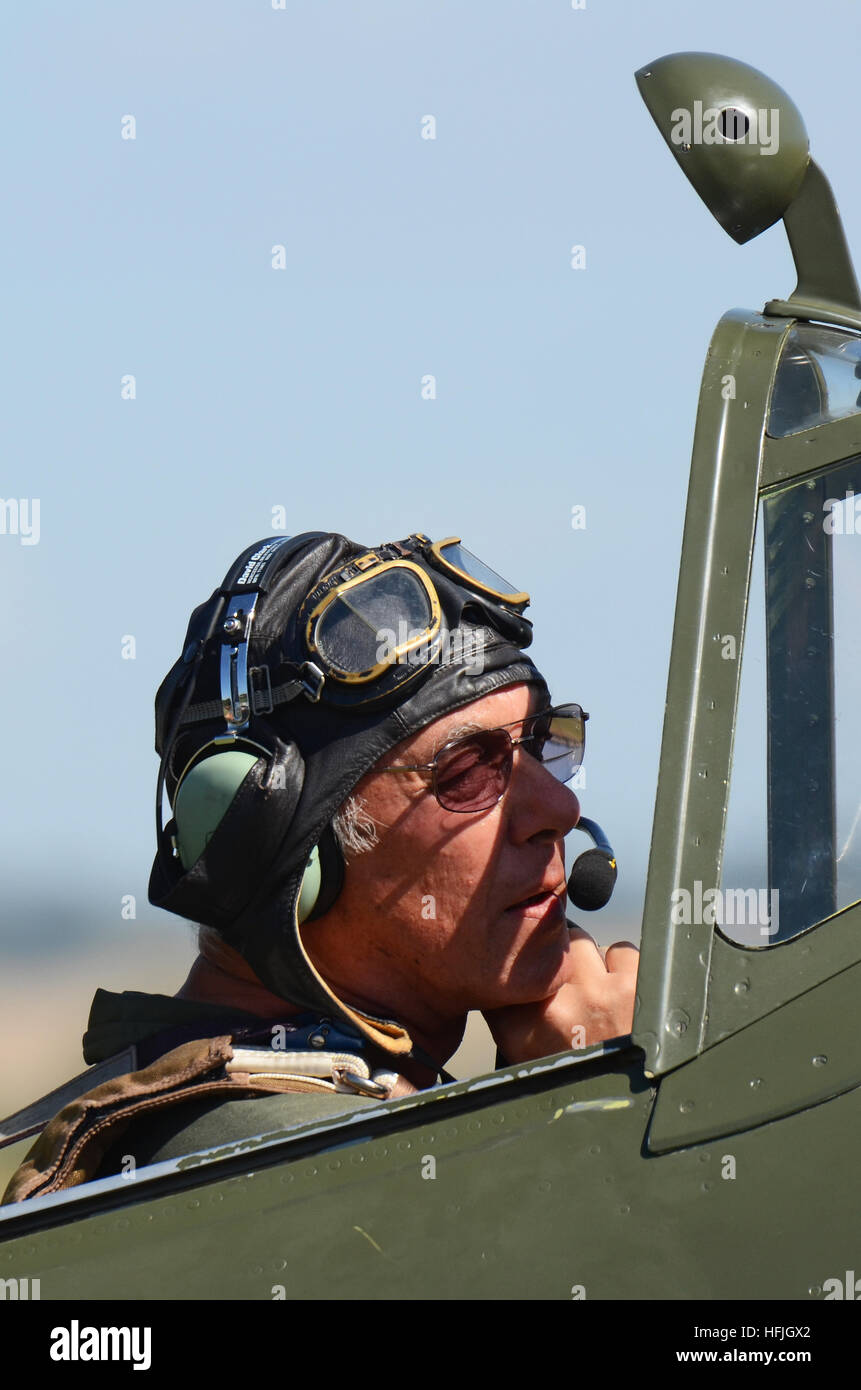 Brian Smith è un pilota che vola con la Fighter Collection e Old Flying Machine Company a Duxford. Qui in Spitfire MH434 Foto Stock