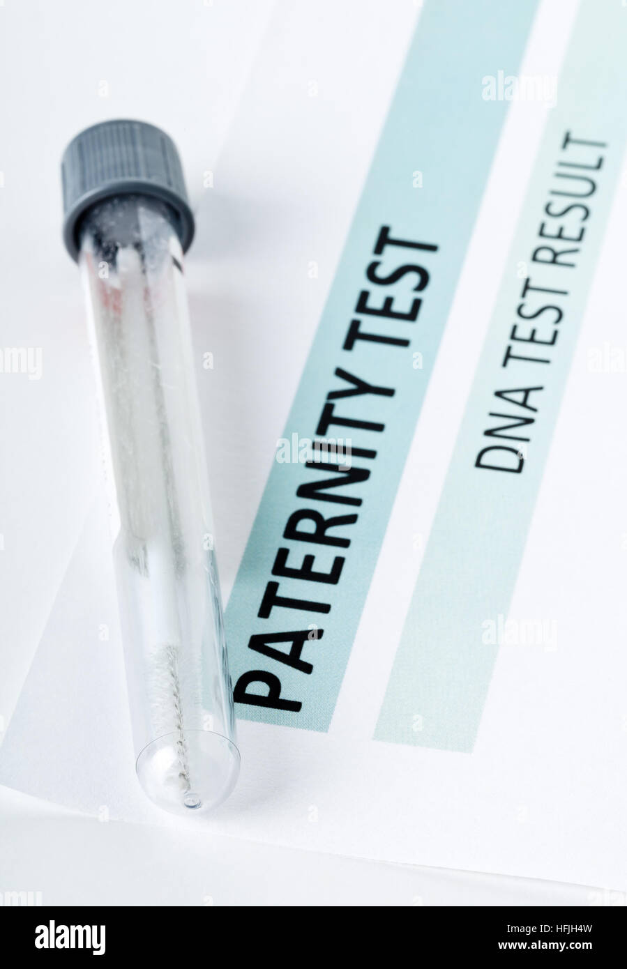 Boccale bastoncino in provetta di test sul DNA di paternità Risultato test chart form Foto Stock