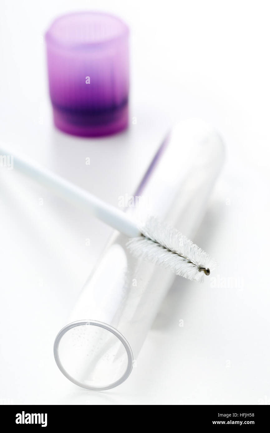 Il congedo di paternità o test del DNA - tampone boccale con tubo di prova su sfondo bianco Foto Stock