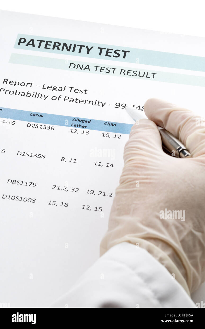 Il congedo di paternità DNA Risultato test chart form - medico puntando al valore di risultato Foto Stock