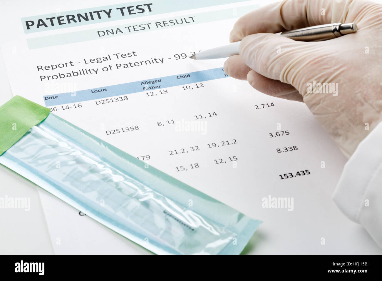 Il congedo di paternità DNA Risultato test chart form - medico puntando al valore di risultato Foto Stock