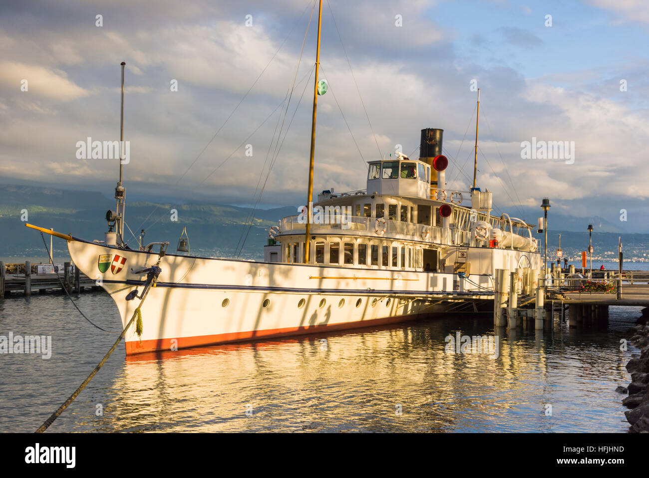 Battello a vapore in sole serale presso il porto di Ouchy, Losanna, Svizzera Foto Stock