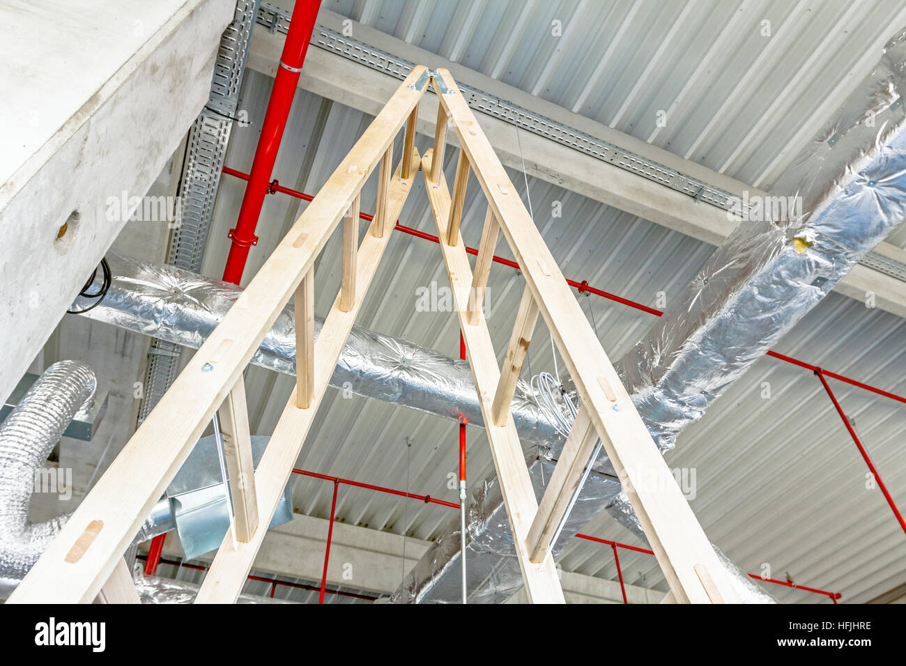 Scala in legno e sistema antincendio è posto sul soffitto. Foto Stock