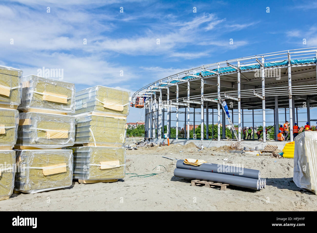 Parete di isolamento, pannelli compositi classificati dal secondo la dimensione e la forma sono avvolte nel foglio a sito in costruzione. Foto Stock