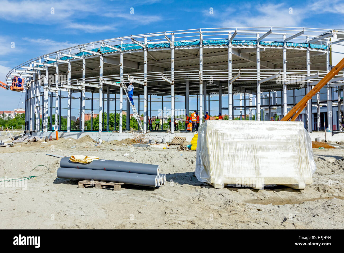 Parete di isolamento, pannelli compositi classificati dal secondo la dimensione e la forma sono avvolte nel foglio a sito in costruzione. Foto Stock