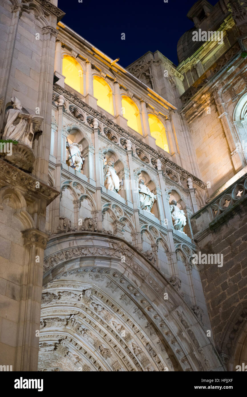 Cattedrale di Toledo di notte, un bellissimo edificio con grandi porte e torre con torre campanaria Foto Stock