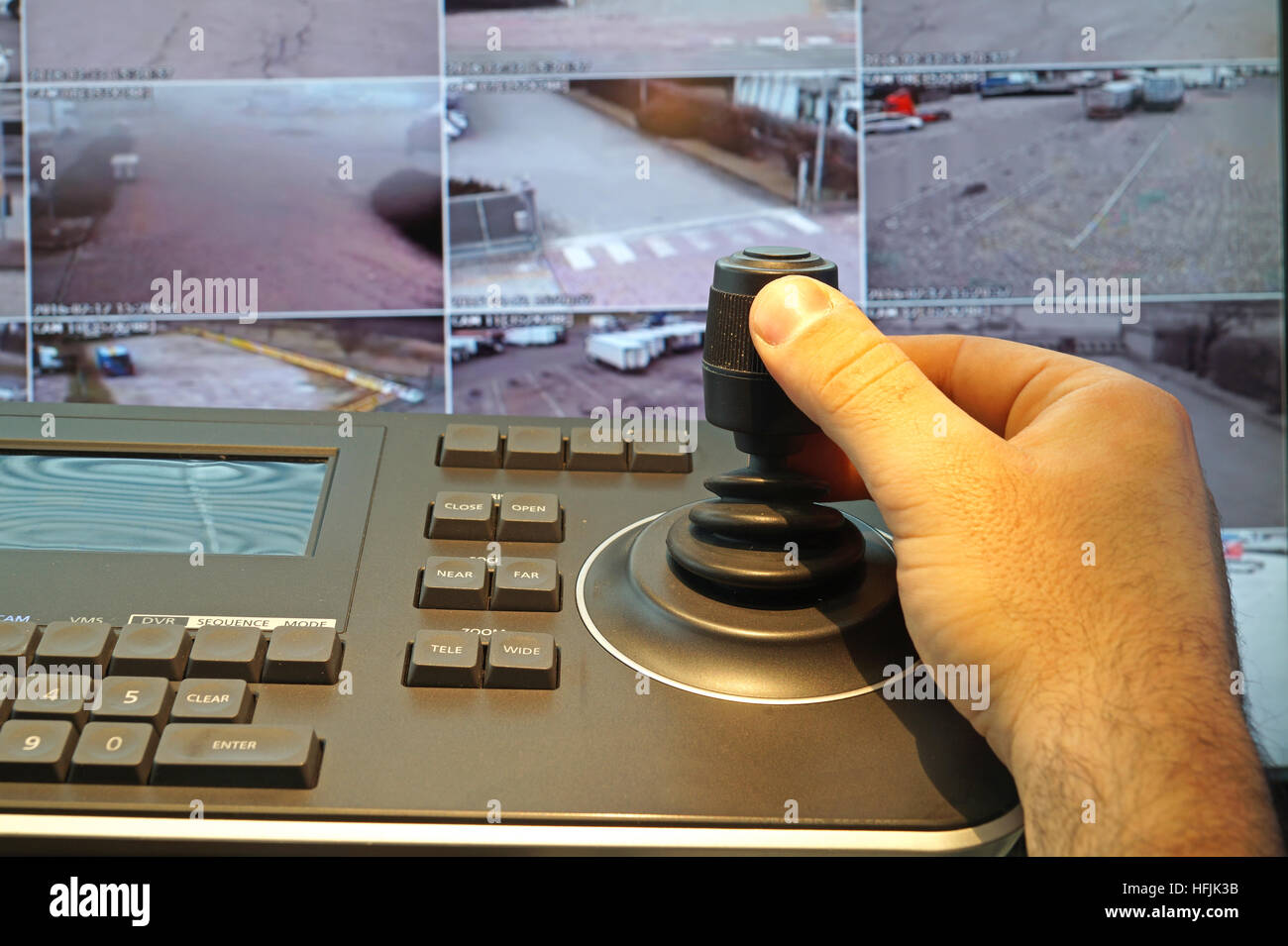 Sala di controllo per la sicurezza con tastiera e joystick per rimuovere le telecamere Foto Stock