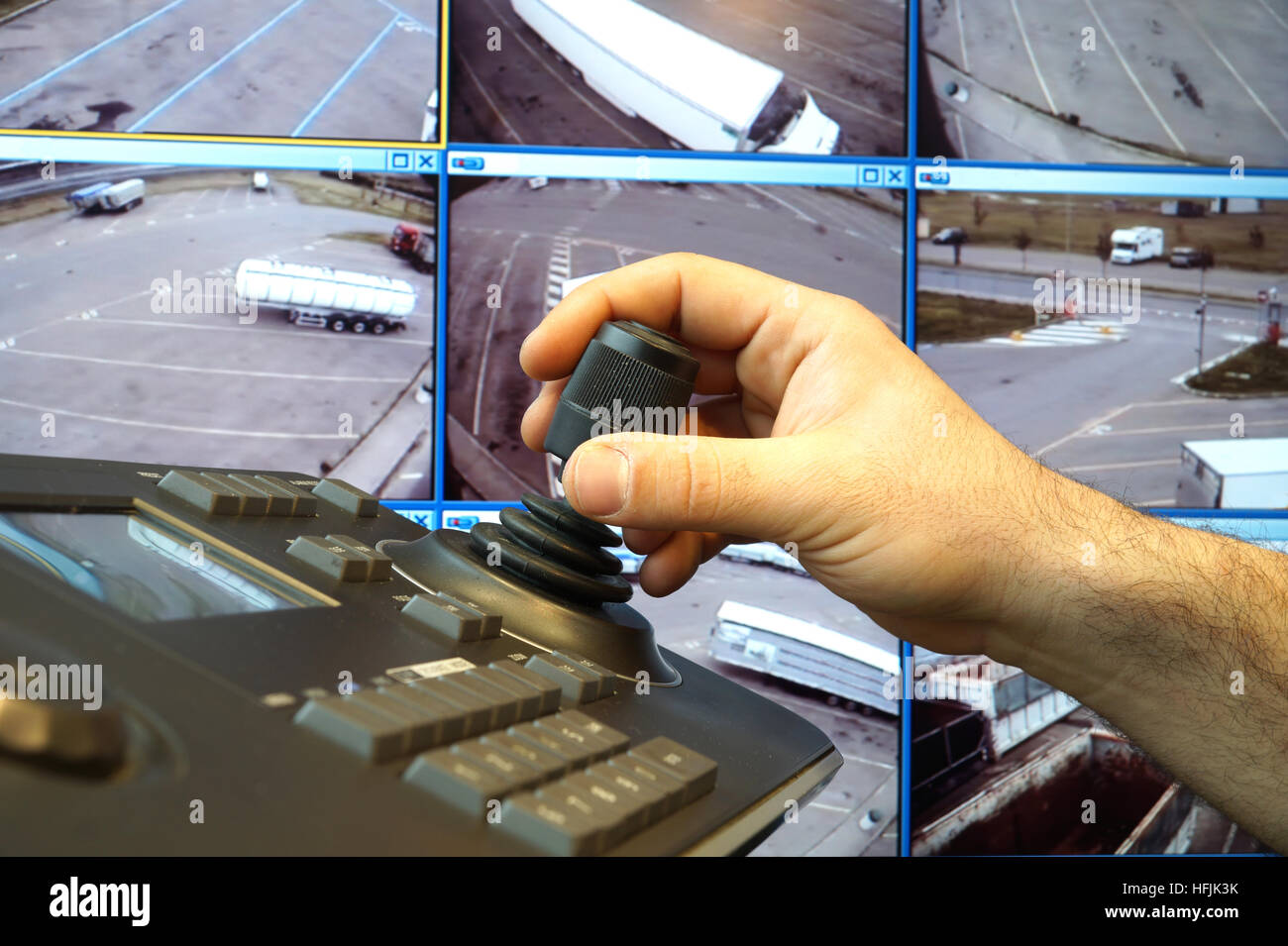 Sala di controllo per la sicurezza con tastiera e joystick per rimuovere le telecamere Foto Stock