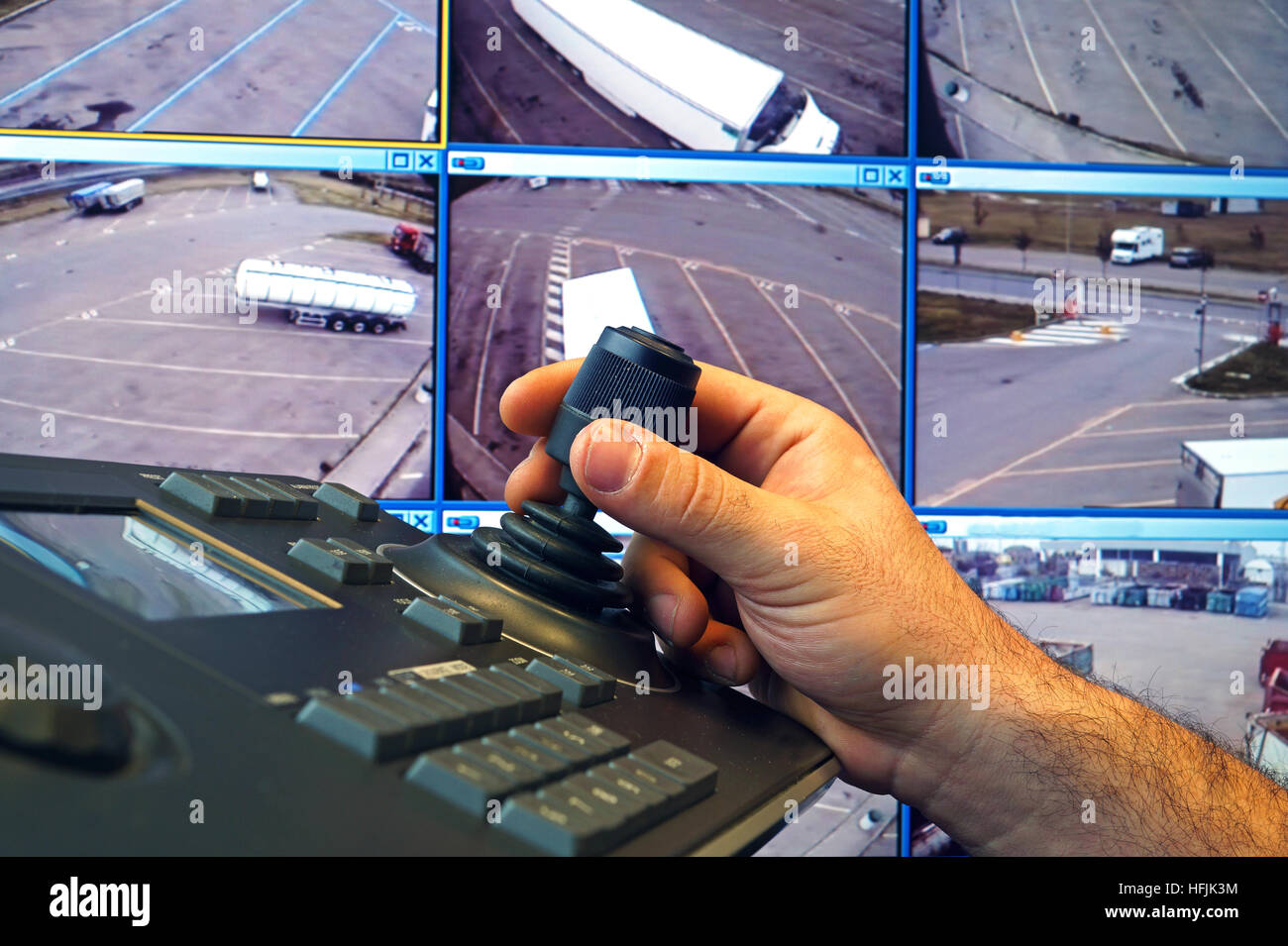 Sala di controllo per la sicurezza con tastiera e joystick per rimuovere le telecamere Foto Stock