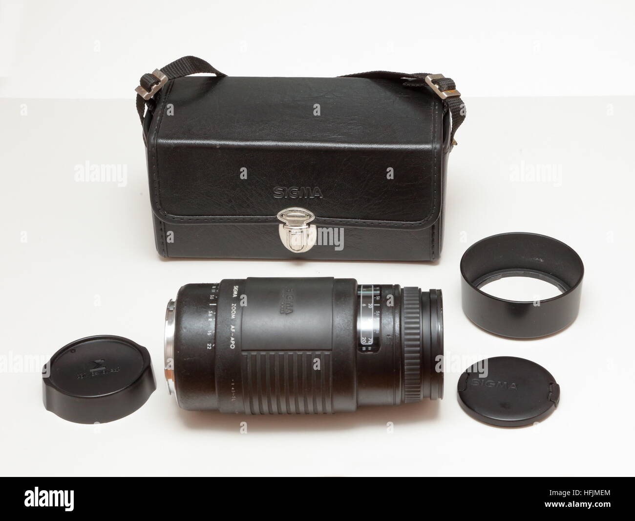 Sigma 75-300 mm teleobiettivo con zoom ideale per film SLR Fotocamera,  custodia, cappa e cappucci lente. Canon EOS raccordo dal 1990s Foto stock -  Alamy